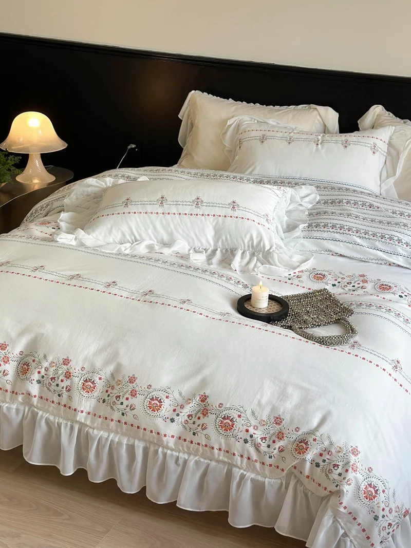 Leichtgewaschene Baumwoll-Bettwäschegarnitur mit Rüschenbordüre und feiner Blumenstickerei