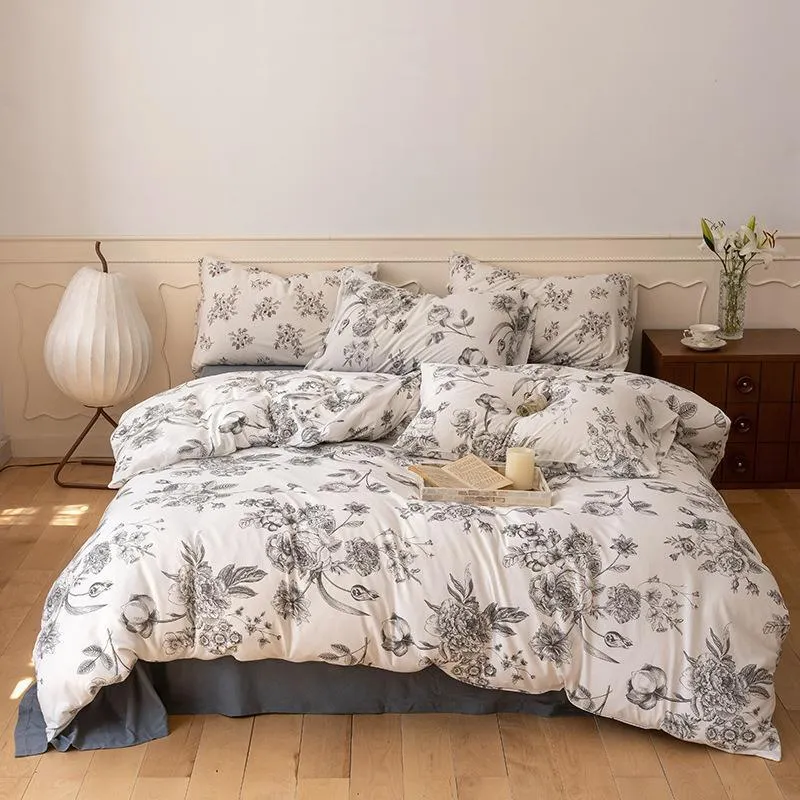 Gestepptes Bettset mit floraler Vintage-Optik und atmungsaktivem Baumwollbezug