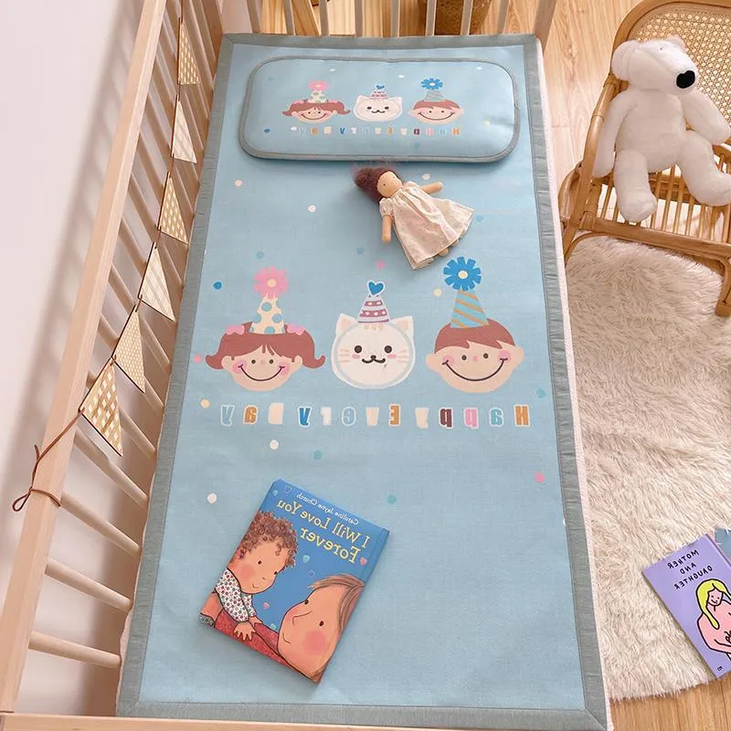 Gepolsterte Baby-Krippenauflage mit Gute‑Nacht-Print, rutschfester Unterseite und abwischbarem Bezug