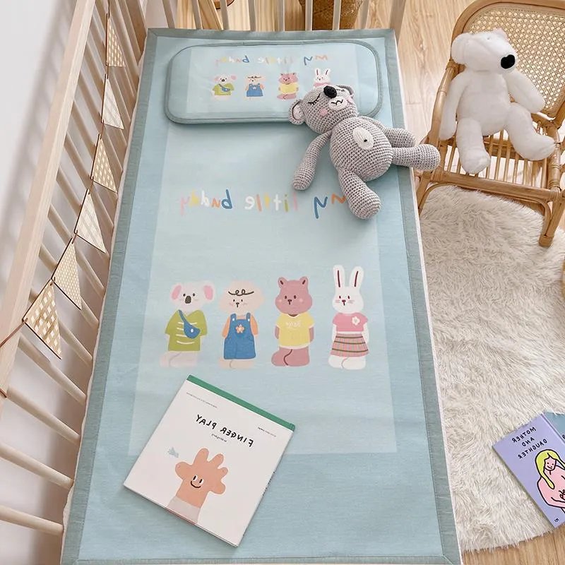 Gepolsterte Baby-Krippenauflage mit Gute‑Nacht-Print, rutschfester Unterseite und abwischbarem Bezug