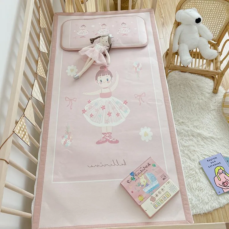 Gepolsterte Baby-Krippenauflage mit Gute‑Nacht-Print, rutschfester Unterseite und abwischbarem Bezug