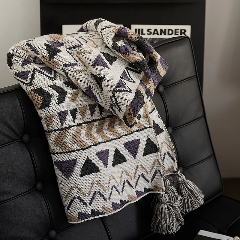 Gemusterte Wohndecke im Ethno-Strickdesign mit Quasten
