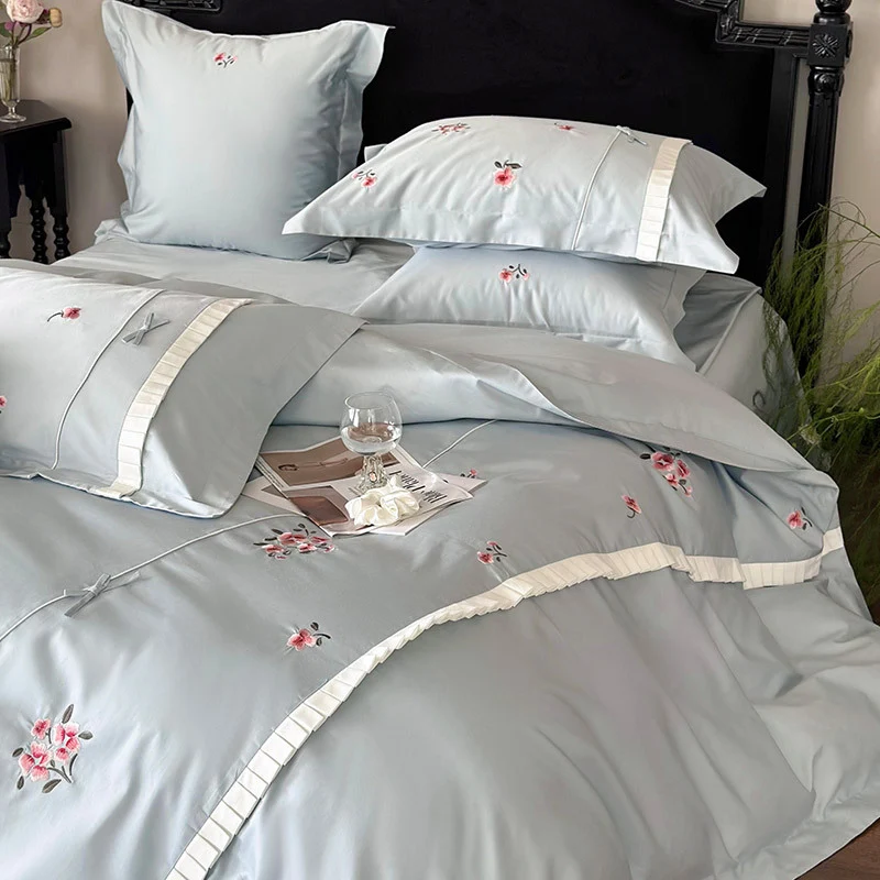 Elegantes Baumwollsatin-Bettwäsche-Set mit feiner Rosenstickerei und Plissee-Volant