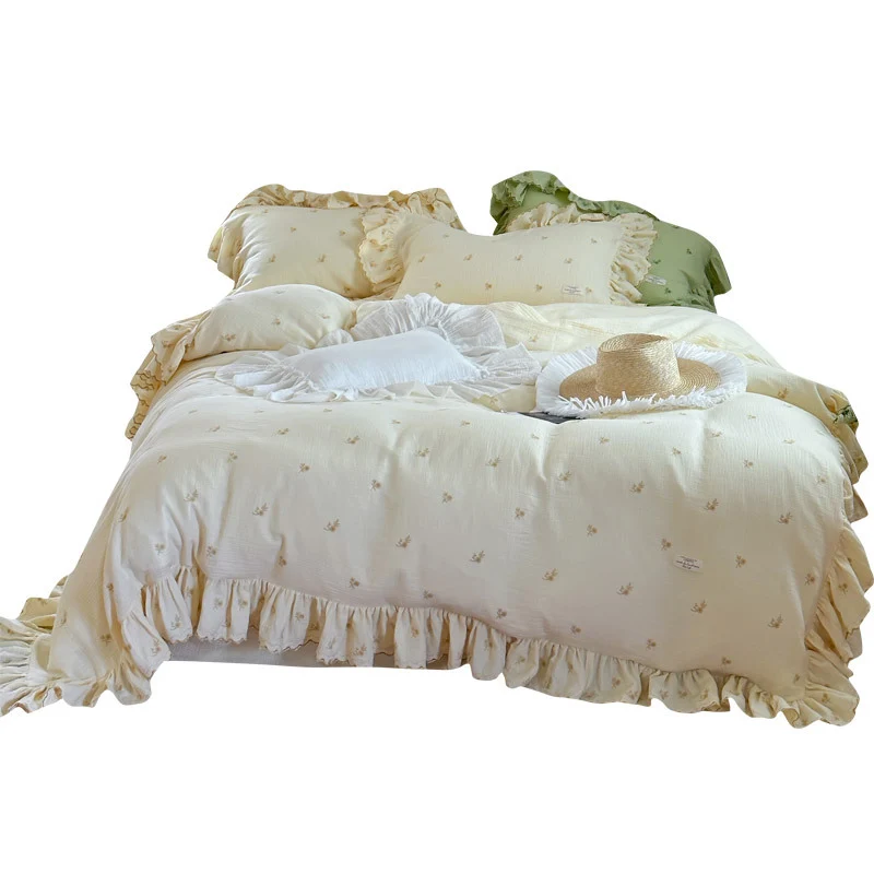 Vintage-inspirierte Bettgarnitur mit Volant und zarter Blumenstickerei