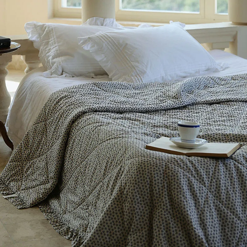 Leicht gesteppte Wohndecke im Vintage‑Blumenprint mit Rüschenrand
