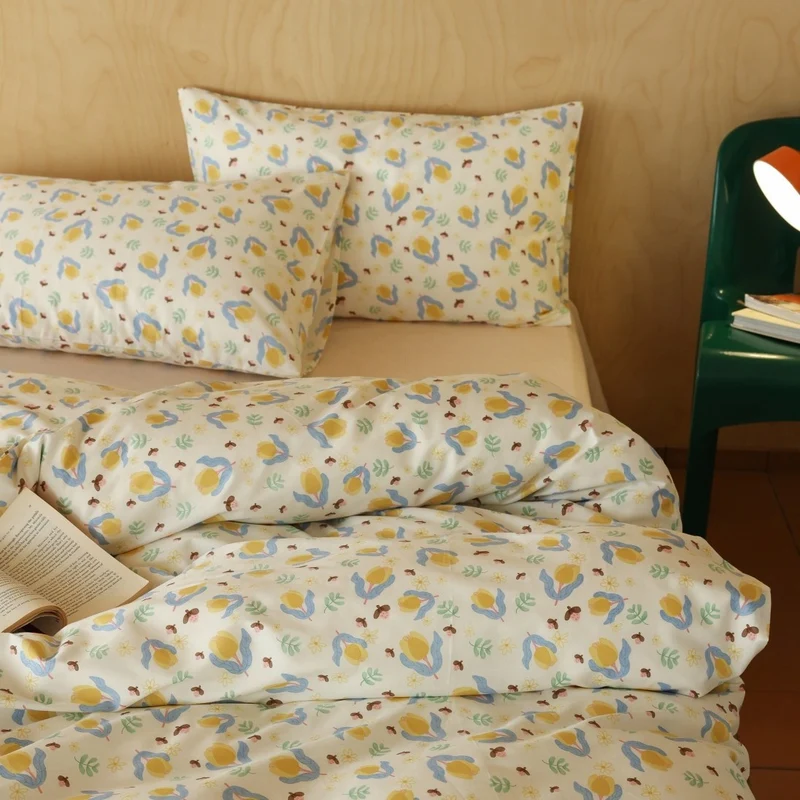Baumwollsatin Bettwäsche-Set mit feinem Karomuster und floralen Motiven
