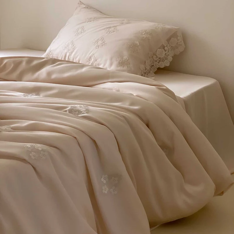 Satin-Bettwäsche-Garnitur mit Spitzenborte, floraler Stickerei & seidigem Griff