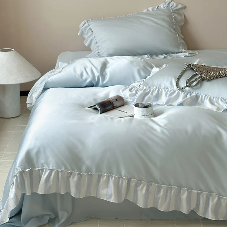 Satin-Bettgarnitur mit seidigem Finish, Volant-Besatz und extra weichem Griff