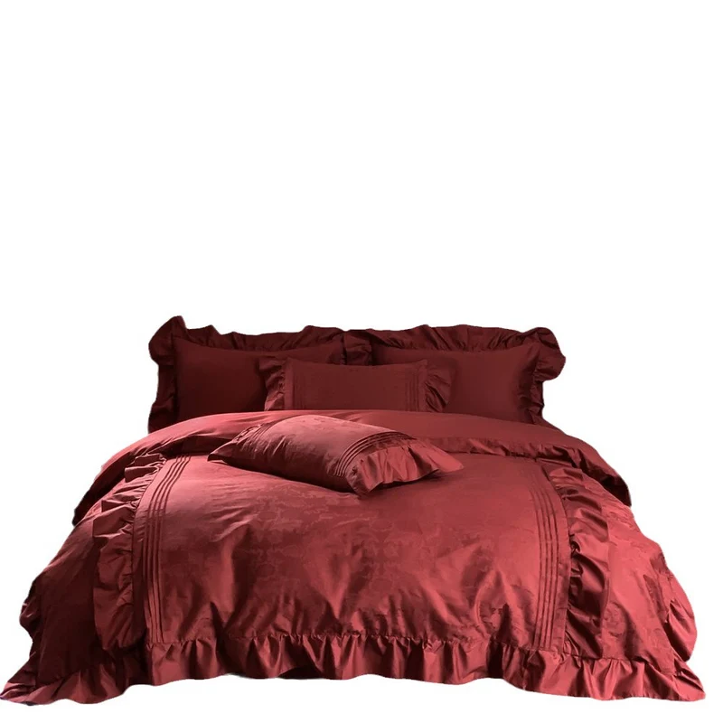 Elegante Satin-Bettgarnitur mit Volant, feinen Biesen und Jacquard-Relief