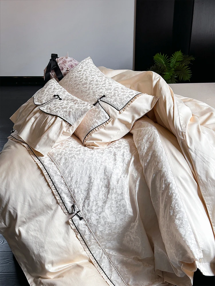 Elegante Jacquard-Bettwäschegarnitur mit floraler Reliefstruktur, Rüschen und Kontrastpaspel