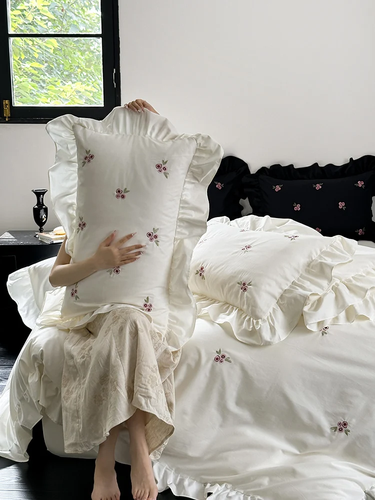 Elegante Bettwäsche-Garnitur aus atmungsaktivem Baumwollsatin mit zierlicher Blumenstickerei und Rüschensaum