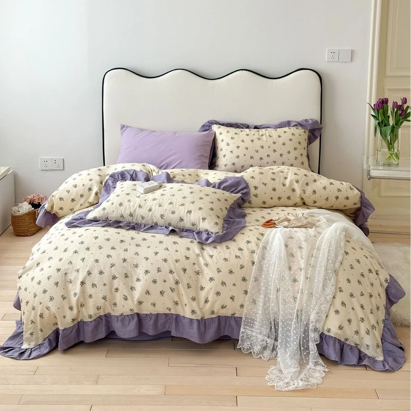Romantische Bettwäsche-Komplettgarnitur aus Baumwoll-Perkal mit zartem Blumenprint, Volant-Rüsche und seidig-mattem Finish