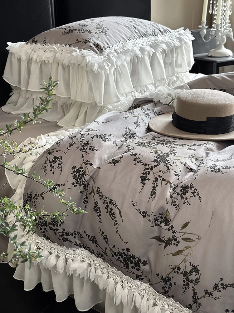 Satin-Bettgarnitur mit floraler Druckdecke, gestuftem Rüschenkissen & Spitzenbesatz