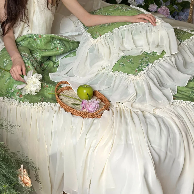 Romantisches Landhaus-Bettwäsche-Set mit floralem Druck, Chiffon-Rüschensaum & gerafftem Bettrock