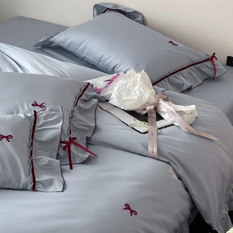 Premium-Bettgarnitur aus Baumwollsatin mit Volant und Schleifenstickerei