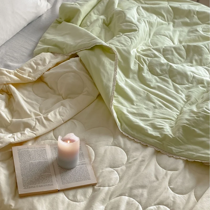 Dünne gesteppte Bettdecke mit floraler Kreissteppung und atmungsaktivem Mikrofaserbezug