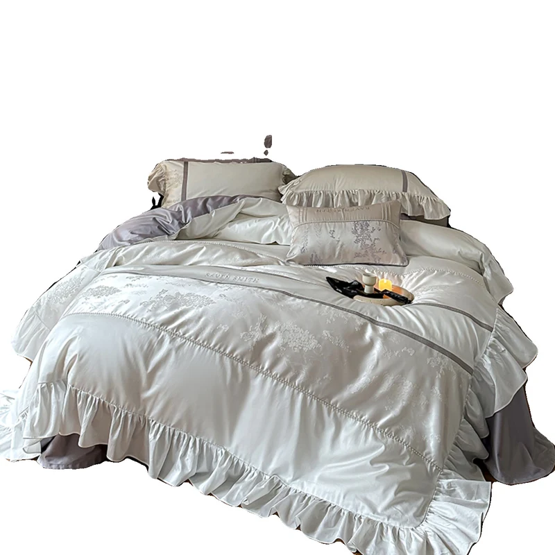 Elegante Satin-Bettgarnitur mit Rüschenvolant, feinem Jacquard und Zierkissen