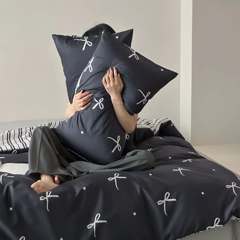 Modernes Baumwoll-Bettwäscheset mit minimalem Schleifen-Print und gestreifter Wendeseite
