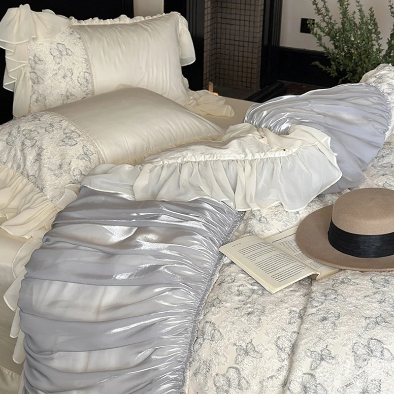 Luxus-Bettwäsche-Set mit gerafftem Satin-Dekor, floraler Jacquard-Bettdecke & Volant-Kissen