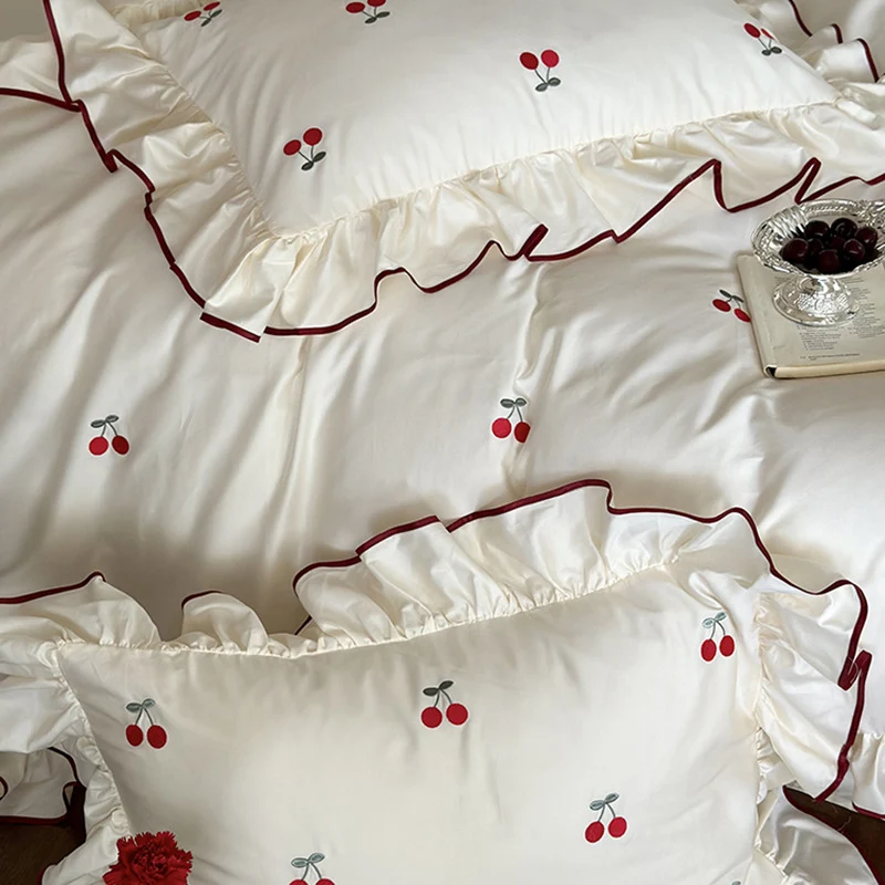 Luxus-Bettwäsche-Set aus Baumwollsatin mit Rüschen und Kirschenstickerei