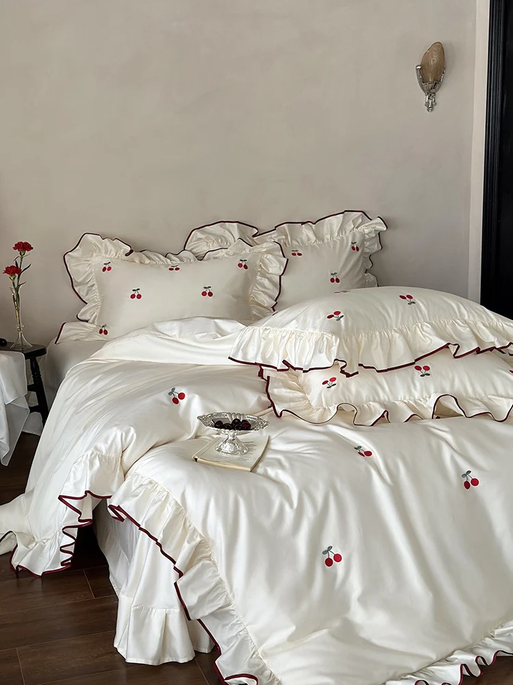 Luxus-Bettwäsche-Set aus Baumwollsatin mit Rüschen und Kirschenstickerei