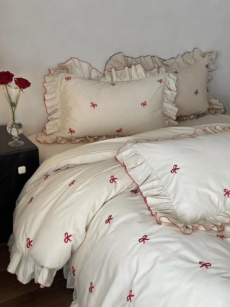 Luxuriöses Bettwäsche-Set mit Rüschen und bestickten Schleifen