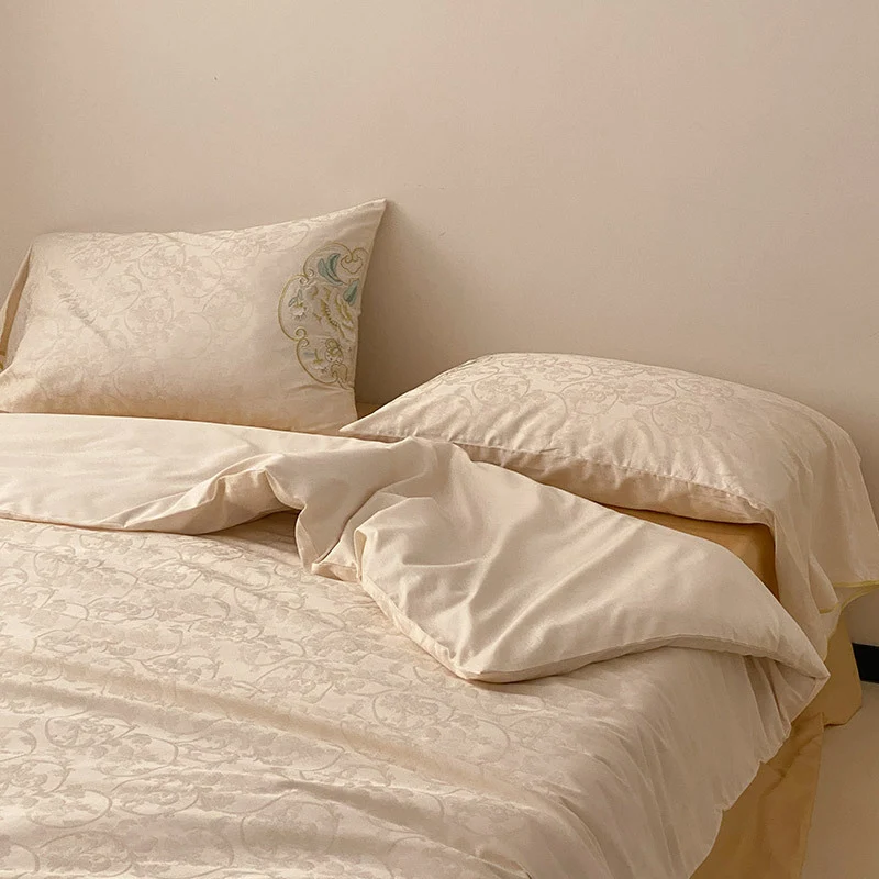 Luxuriöses Jacquard-Bettwäsche-Set aus Baumwollsatin mit Steppdecke und bestickten Kissenbezügen