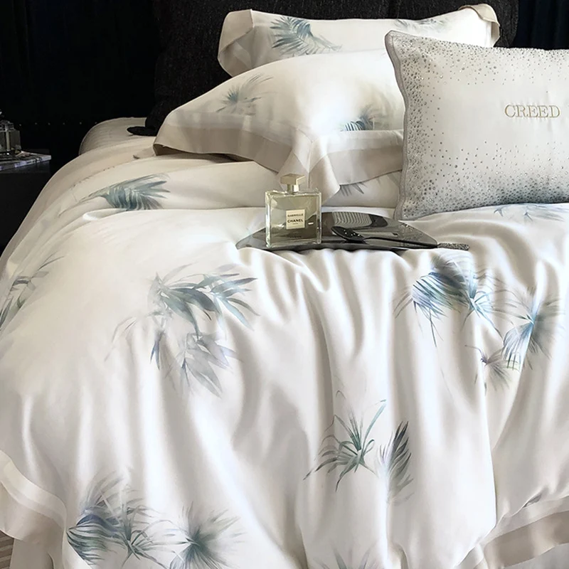 Luxuriöses Baumwollsatin-Bettwäsche-Set mit zartem Blattprint, kontrastiertem Saum und feiner Paspel