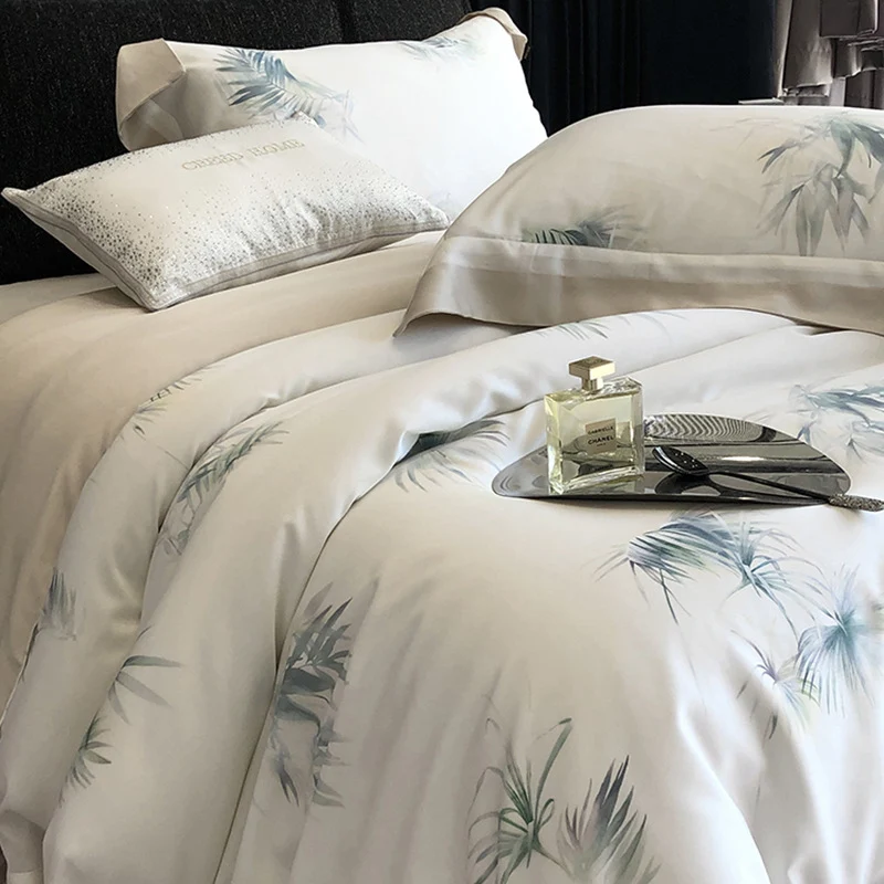 Luxuriöses Baumwollsatin-Bettwäsche-Set mit zartem Blattprint, kontrastiertem Saum und feiner Paspel
