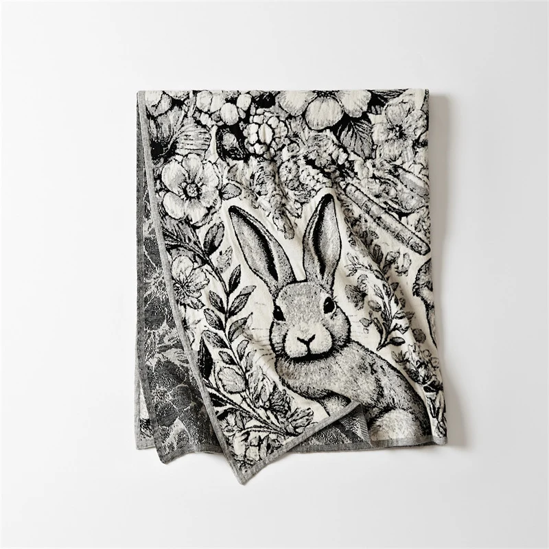 Kuschelige Wohndecke mit detailliertem Jacquard-Tiermotiv