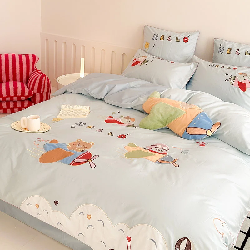 Kinderbettwäsche-Set aus Baumwolle mit gestickten Flugzeug- und Bärenmotiven