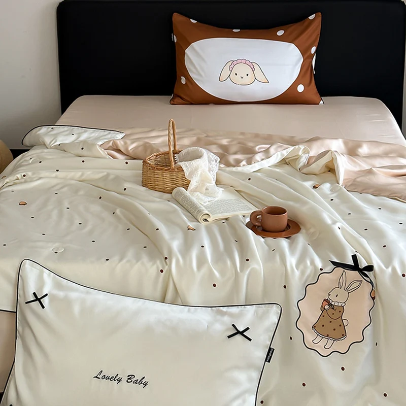 Bettwäsche-Set aus hautfreundlichem Baumwollsatin mit gesticktem Hasenmotiv & Punktdessin
