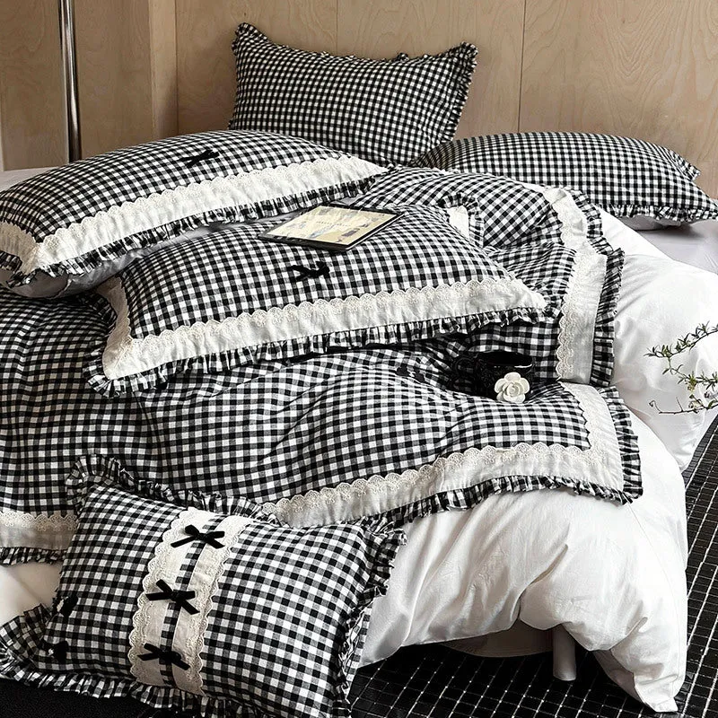 Bettwäsche-Garnitur im Landhausstil mit Vichy-Karo, Volant und Stickapplikationen