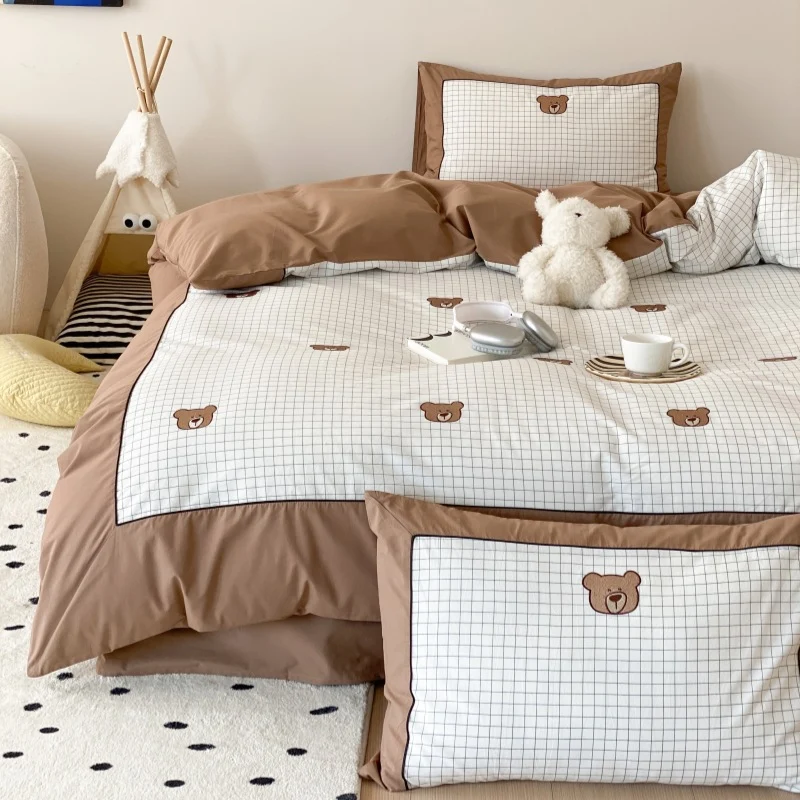 Kinder-Bettwäsche-Set aus atmungsaktivem Baumwoll-Mix mit Karomuster und gesticktem Bärchen