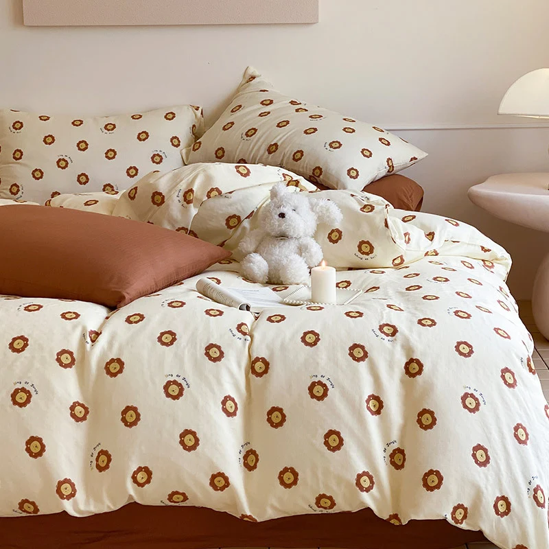 Baumwollsatin-Bettwäsche-Set mit verspieltem Erdbeer-Alloverprint und wendbarer Decke