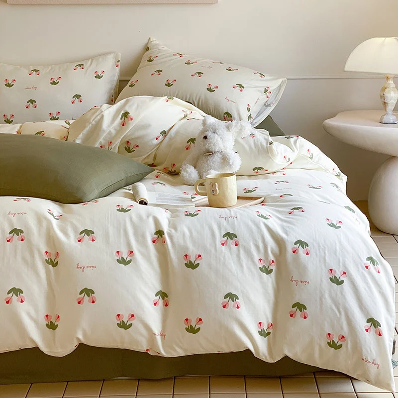 Baumwollsatin-Bettwäsche-Set mit verspieltem Erdbeer-Alloverprint und wendbarer Decke
