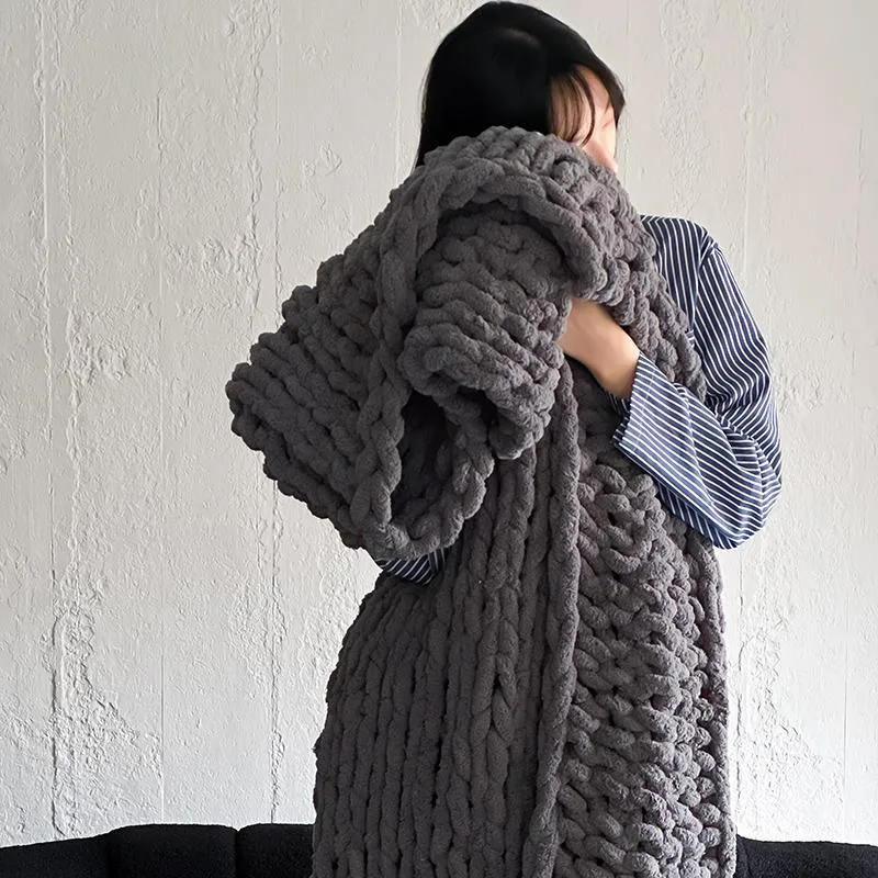 Überdimensionale Handgestrickte Grobstrick-Wohndecke aus Chenille