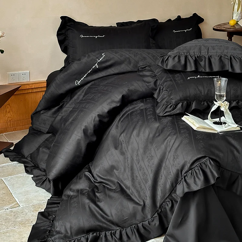 Luxuriöses Satin-Bettwäsche-Set mit Rüschen und Jacquard-Blumenmuster