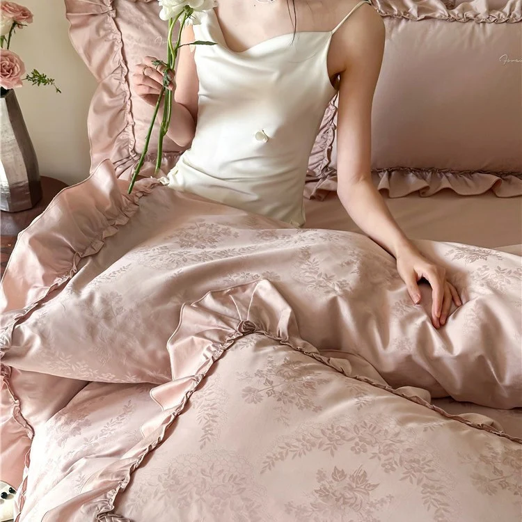 Luxuriöses Satin-Bettwäsche-Set mit Rüschen und Jacquard-Blumenmuster