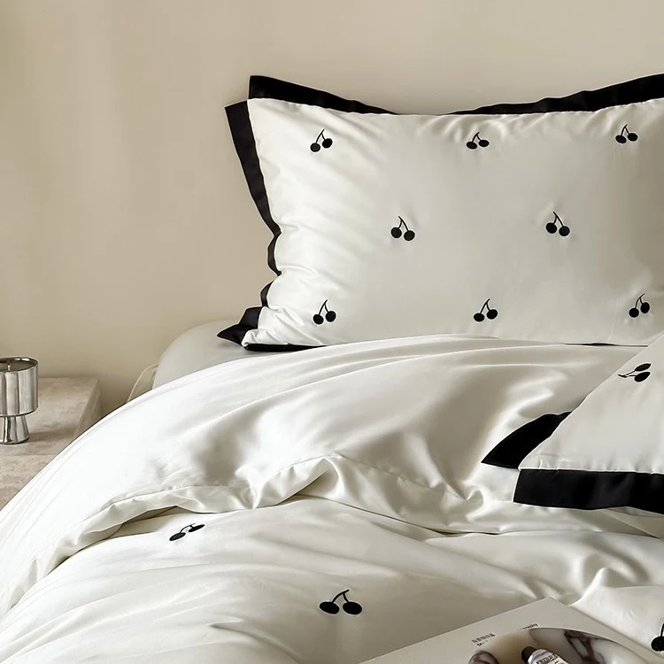 Luxuriöses Satin-Bettwäsche-Set mit Kirschstickerei und kontrastierter Einfassung