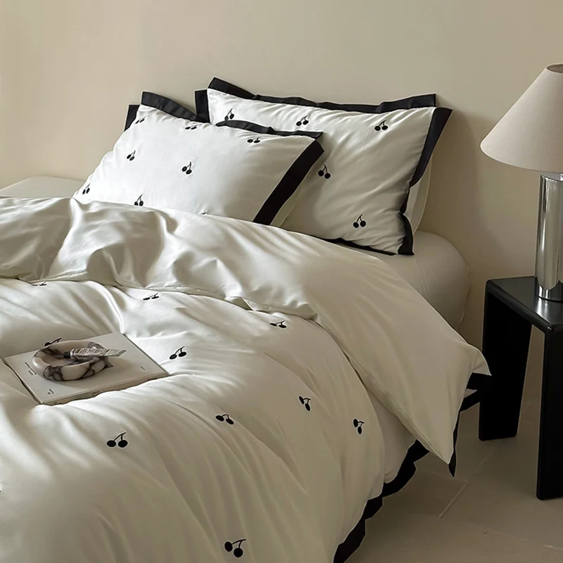 Luxuriöses Satin-Bettwäsche-Set mit Kirschstickerei und kontrastierter Einfassung
