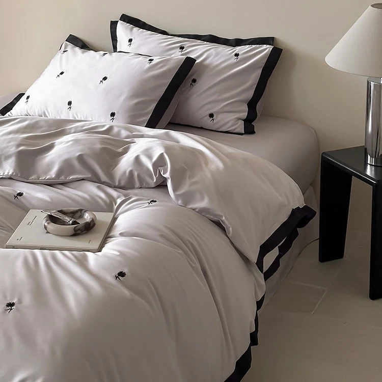Luxuriöses Satin-Bettwäsche-Set mit Kirschstickerei und kontrastierter Einfassung