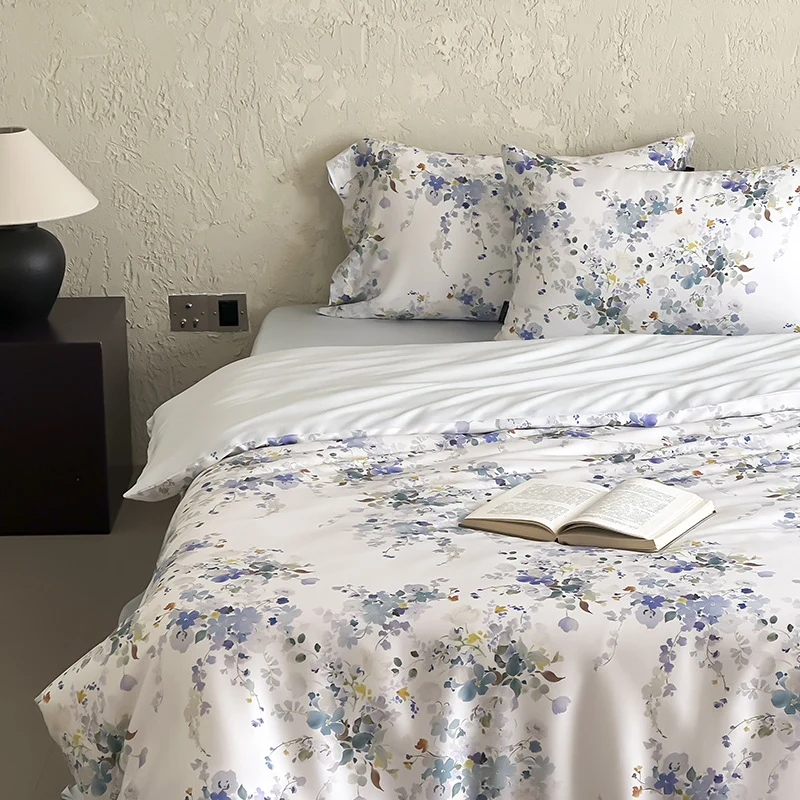 Luxuriöses Satin-Bettwäsche-Set mit floralem Aquarellprint und seidig-glänzendem Finish