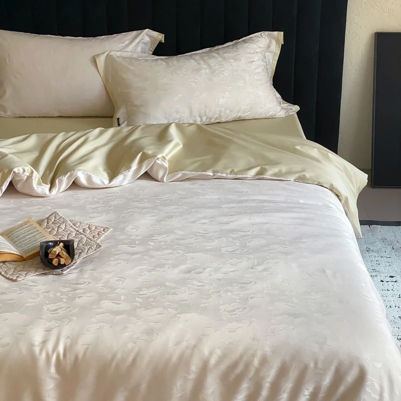 Luxuriöses Bettwäsche-Set aus Satin mit dezentem Blumenjacquard