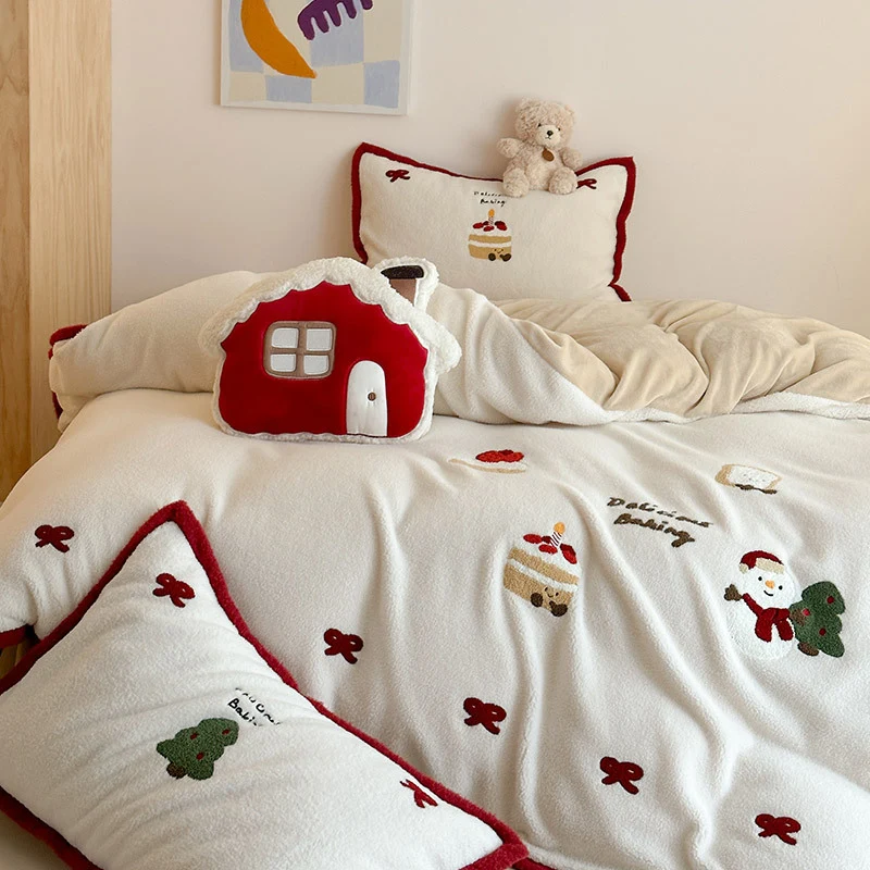 Kuschelige Wendbare Bettgarnitur aus Teddyfleece mit gestickten Motiven und dekorativer Paspel