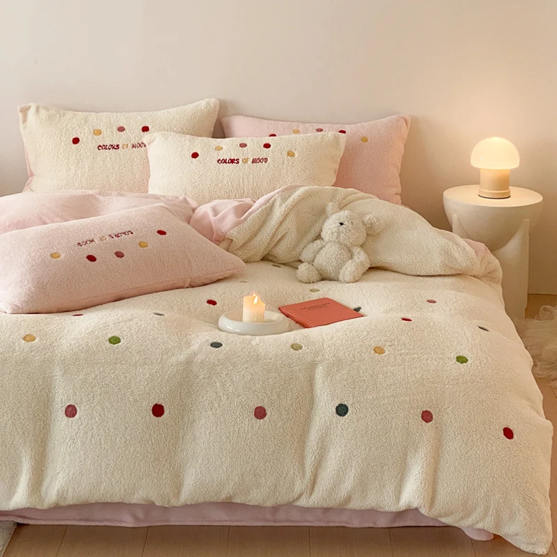 Kuschelige Teddyfleece-Bettgarnitur mit bunten Pünktchen und extra-weicher Oberfläche