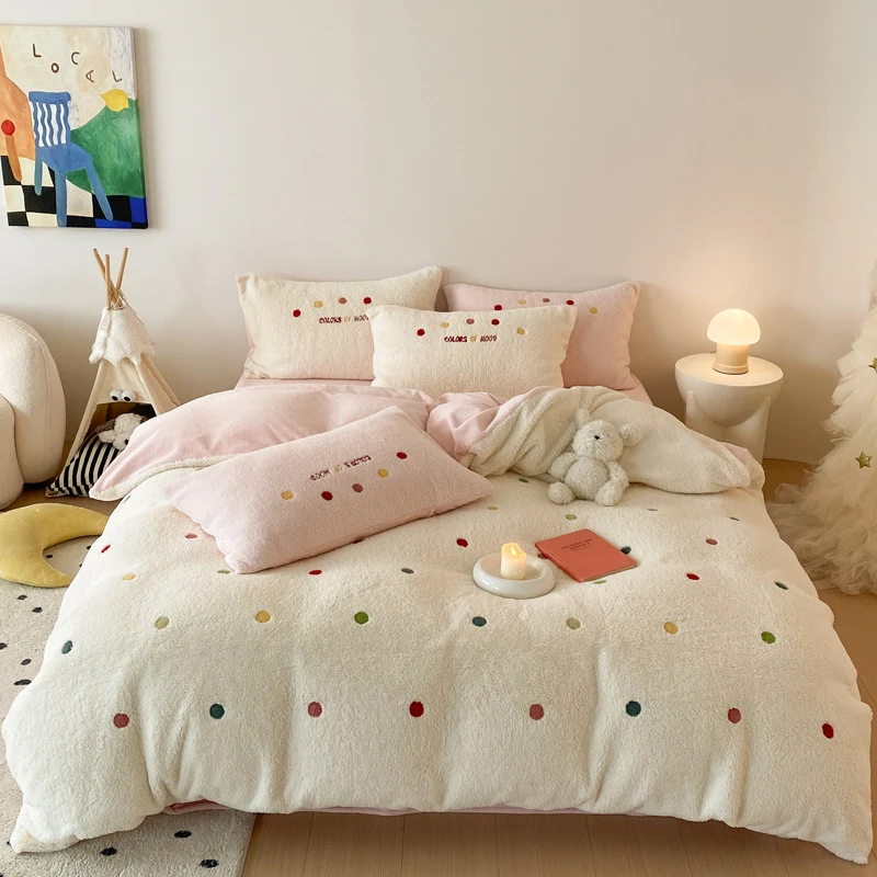 Kuschelige Teddyfleece-Bettgarnitur mit bunten Pünktchen und extra-weicher Oberfläche