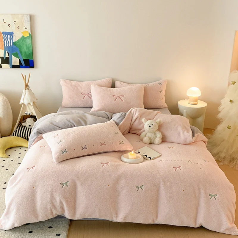 Kuschelige Teddyfleece-Bettgarnitur mit bunten Pünktchen und extra-weicher Oberfläche
