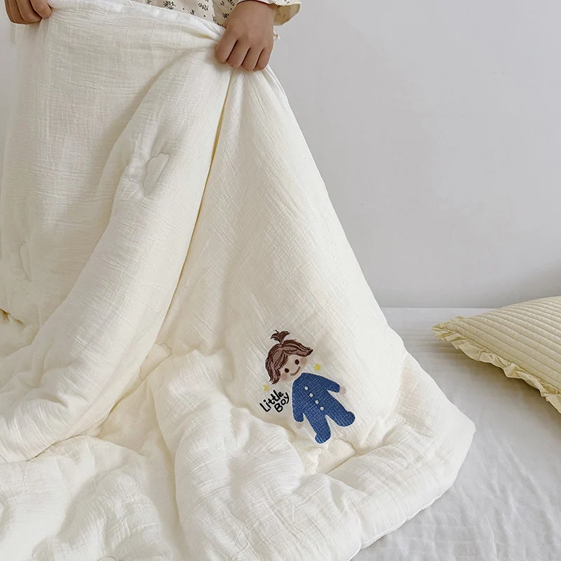 Kinder-Steppdecke aus Baumwoll-Musselin mit gesticktem Puppenmotiv