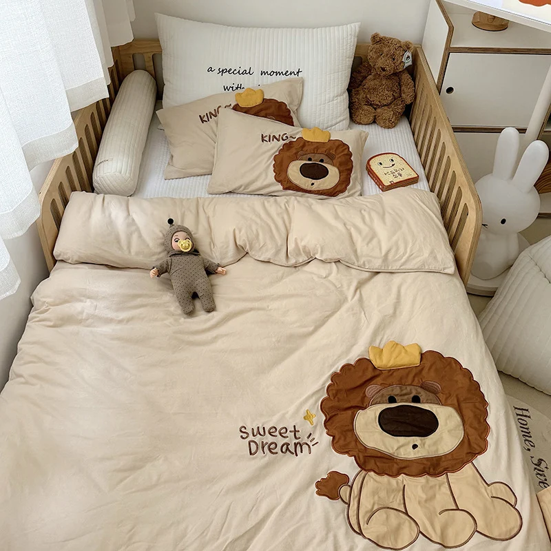 Kinder-Gitterbett-Bettwäsche-Set mit appliziertem Löwenmotiv und atmungsaktivem Baumwoll-Musselin